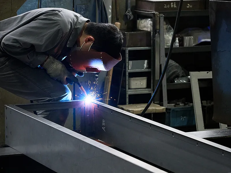 薄板板金の作業風景